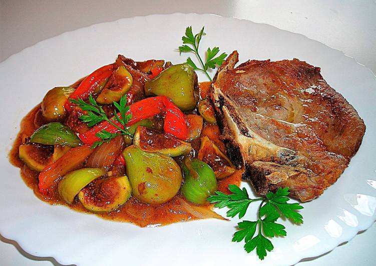 Entrecot de cerdo con higos verdes en salsa