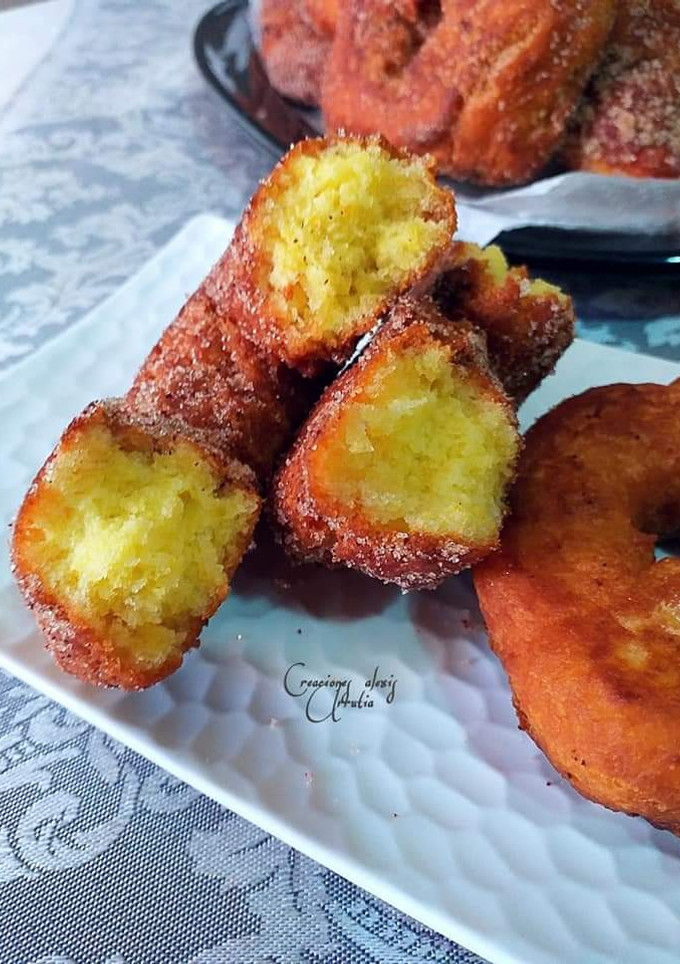 Una foto de Rosquillas de naranja esponjosas con aromas a azahar