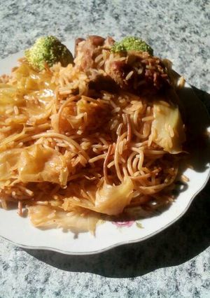 Una foto de Arroz champa con cerdo y en salada de brócoli