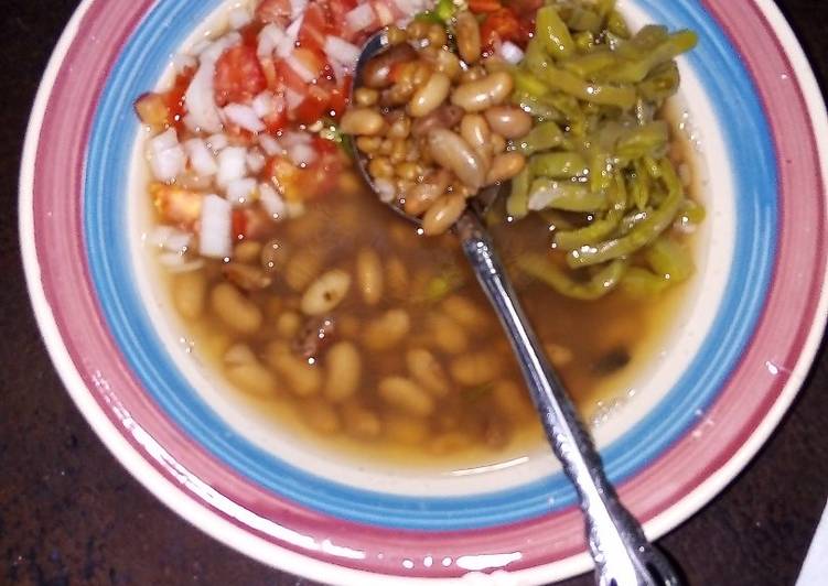 Frijoles de la olla y trigo con nopales cocidos en pulque, epazote y xoconostle con pico de gallo