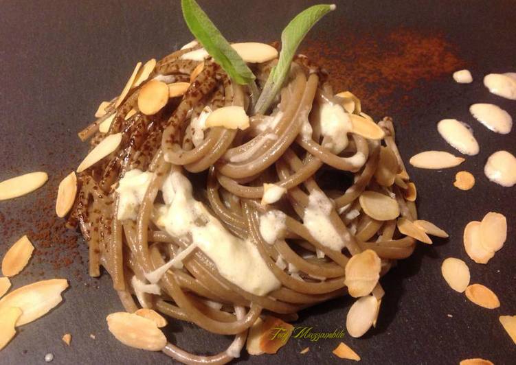 Bigoli al radicchio, con gorgonzola, lamelle di mandorle tostate e polvere di liquirizia