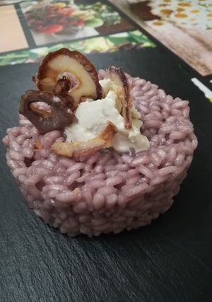 Foto di Risotto al vino rosso con gelato al gorgonzola piccante