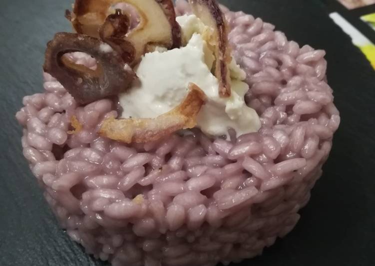 Risotto al vino rosso con gelato al gorgonzola piccante