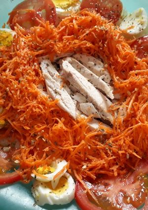 Una foto de Ensalada de pollo y arroz