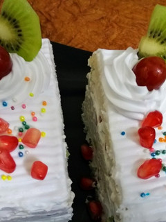 फ्रेेेश फ्रूट पेस्ट्री (Fresh fruit pastry recipe in Hindi) रेसिपी मुख्य फोटो