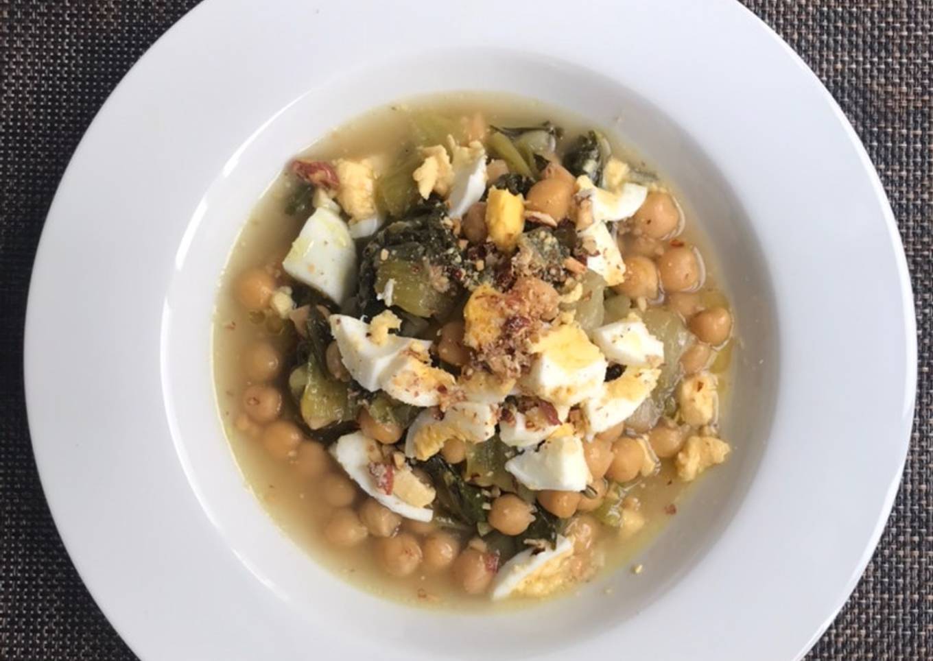 Wok de Pak choi, col china, con garbanzos. Rebosante de vitamina C