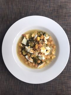 Una foto de Wok de Pak choi, col china, con garbanzos. Rebosante de vitamina C