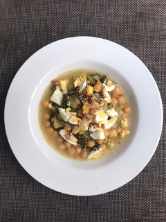 Una foto de Wok de Pak choi, col china, con garbanzos. Rebosante de vitamina C