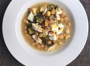 Una foto de Wok de Pak choi, col china, con garbanzos. Rebosante de vitamina C