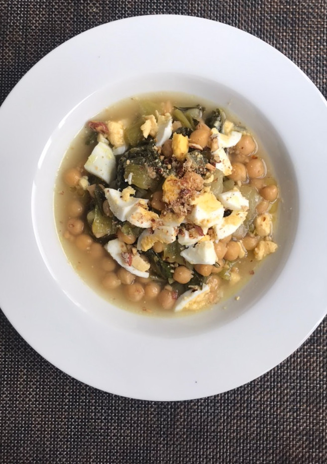 Una foto de Wok de Pak choi, col china, con garbanzos. Rebosante de vitamina C