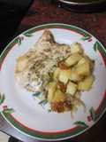 Lubina al horno sobre cama de cebolla, papas y tomates cherry