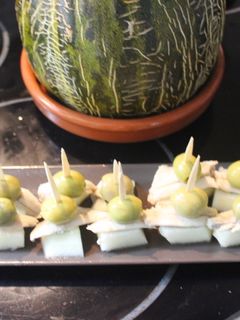 Una foto de Banderillas de melón con boquerones