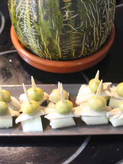 Una foto de Banderillas de melón con boquerones