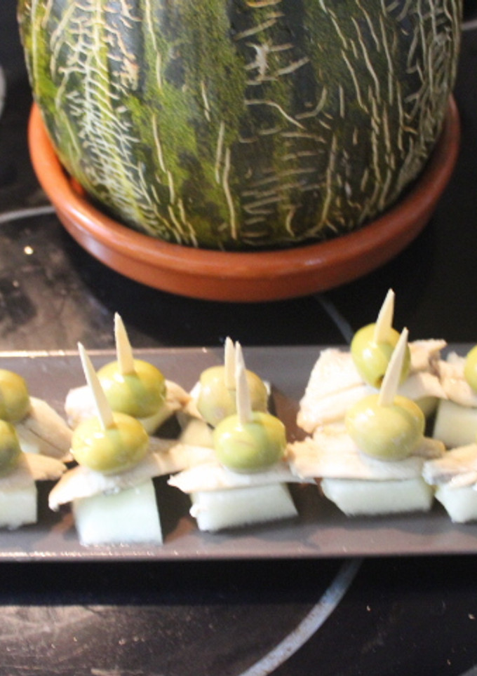 Una foto de Banderillas de melón con boquerones