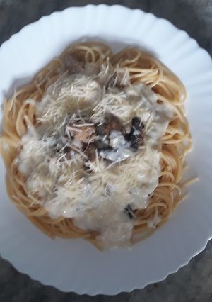 Una foto de Espagueti con pollo y champiñones en salsa blanca..