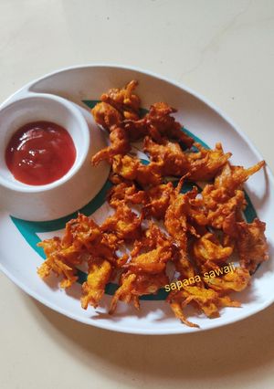 कुरकुरीत कांदा भजी (Kanda Bhajji Recipe In Marathi) रेसिपी चे मुख्य फोटो
