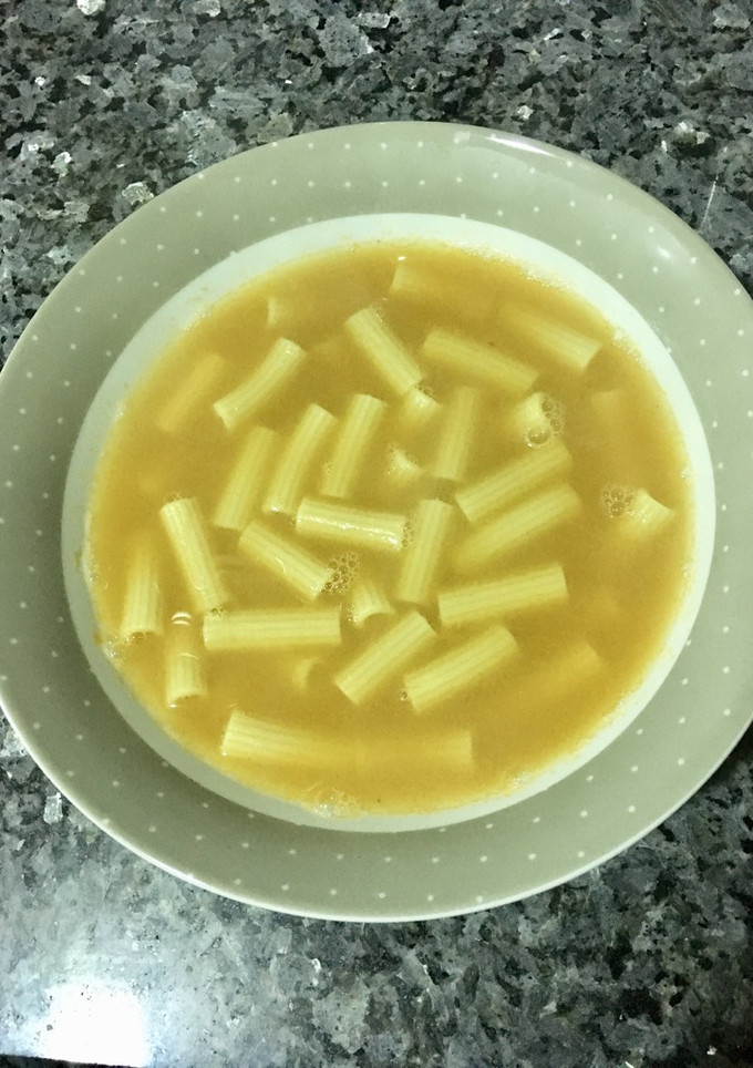 Una foto de Caldo de gambón con verduras