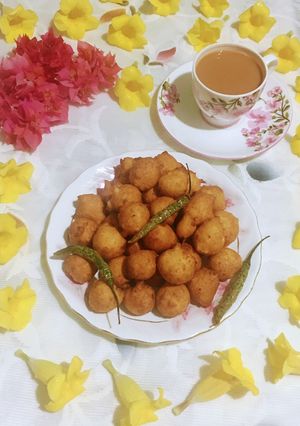 A picture of Urad Dal FULURI / Fritters.