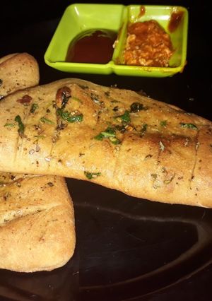 A picture of Stuffed garlic bread.