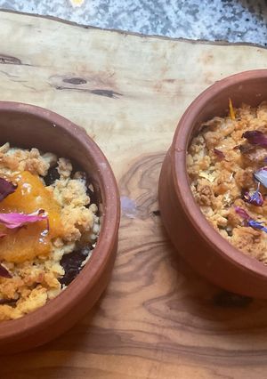 Une photo de 🪹Crumble 🍎 pomme cannelle 🍏 🫐 myrtilles dessert fruité 🌴