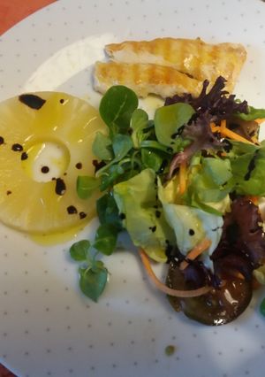 Una foto de Ensalada con piña al natural y pollo