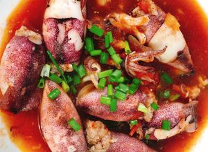 Hình của món Mực nhồi thịt sốt cà chua 🍅.