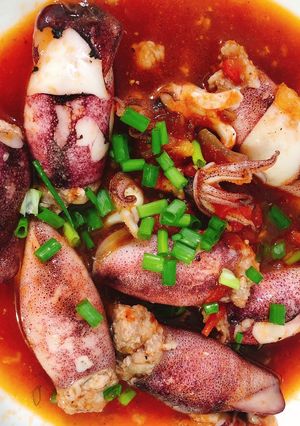 Hình của món Mực nhồi thịt sốt cà chua 🍅.