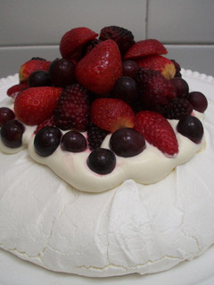 Una foto de Pavlova con frutos rojos