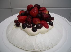 Una foto de Pavlova con frutos rojos