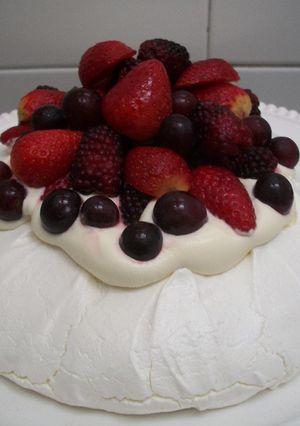 Una foto de Pavlova con frutos rojos