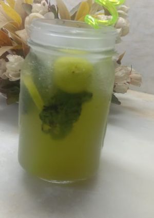 A picture of Mint lemonade margarita.