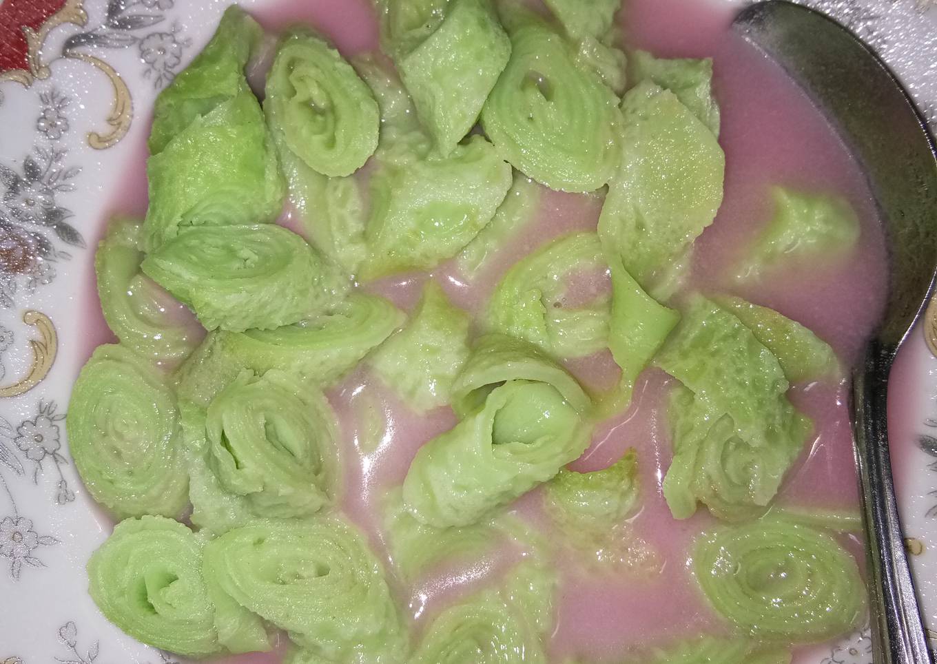 Dadar gunting kuah santan pink >_<