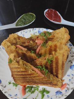 वेज ग्रिल सैंडविच(Veg grilled sandwich recipe in Hindi) रेसिपी मुख्य फोटो