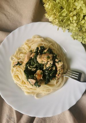 Zdjęcie przepisu Spaghetti z grilowanym łososiem i szpinakiem.