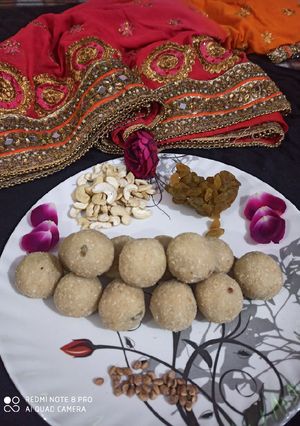 तिल मावा के लड्डू (til mawa ke ladoo recipe in Hindi) रेसिपी मुख्य फोटो