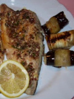 Una foto de Lubina con ali-oli de anchoas y almendras
