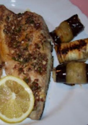 Una foto de Lubina con ali-oli de anchoas y almendras
