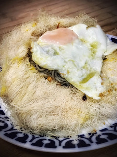Una foto de Nidos de kataifi con gulas al ajillo y huevo frito