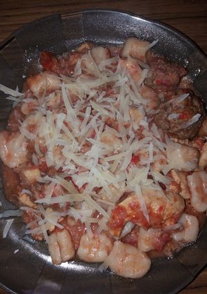 Una foto de Ñoquis con salsa de carne y pollo