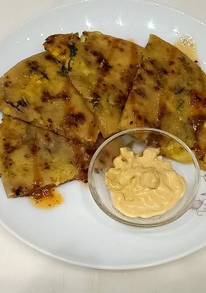 A picture of Pizza style paratha.
