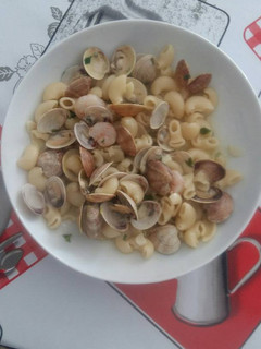 Una foto de Pasta con chirlas y gambas
