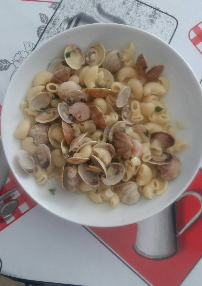 Una foto de Pasta con chirlas y gambas