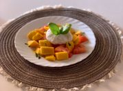 Una foto de ensalada burrata tomate albahaca
