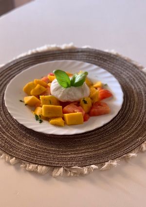 Foto principal de Ensalada de Tomate, Mango y Burrata
