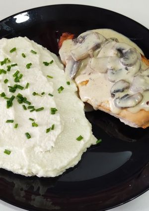 Una foto de Puré de Palmitos con Pollo y salsa de champiñones