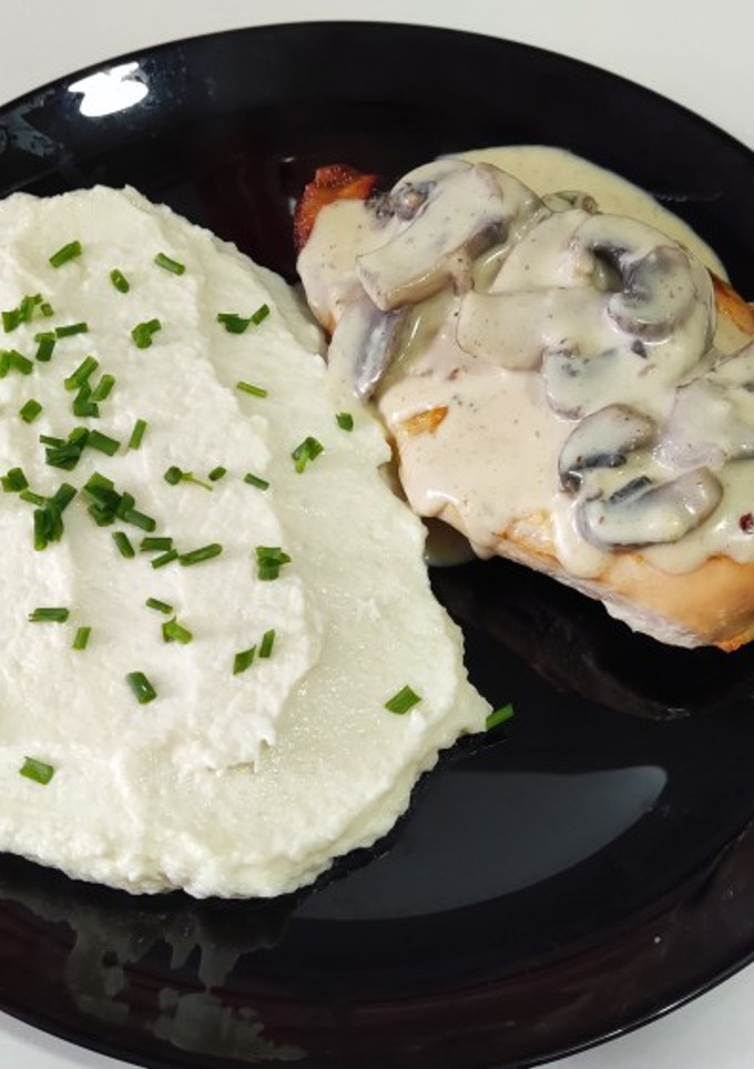 Una foto de Puré de Palmitos con Pollo y salsa de champiñones