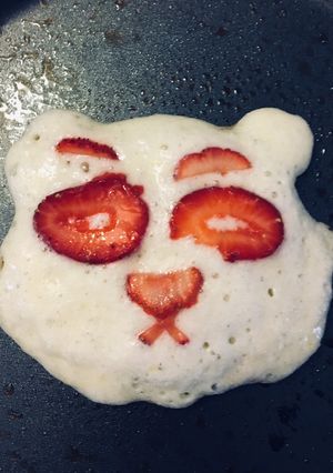 Una foto de Hot cakes con frutilla