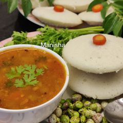A picture of Winter Special Turicha Sambar with Idli (Fresh pigeon peas).