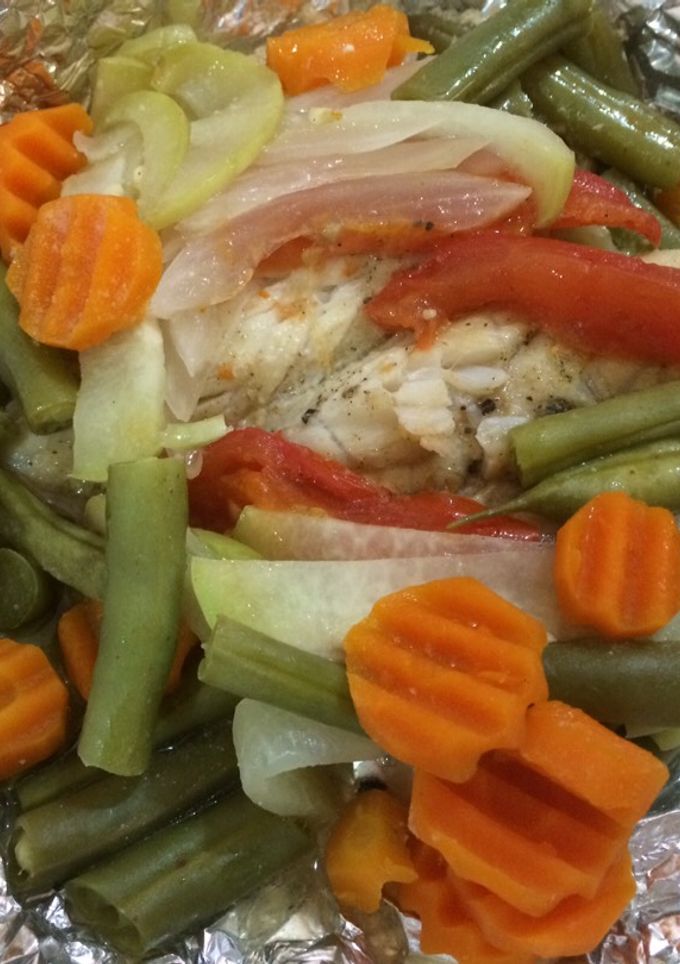 Una foto de Sabanitas de mojarra con vegetales al vapor