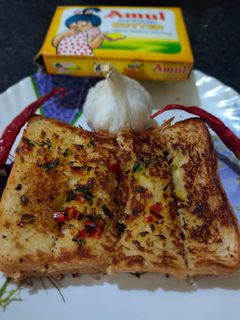 चीज़ गार्लिक ब्रेड (Cheese garlic bread recipe in Hindi) रेसिपी मुख्य फोटो